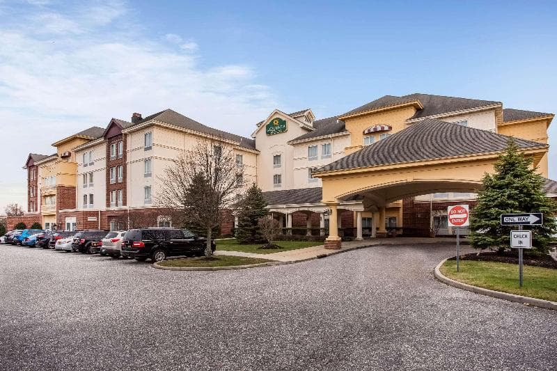 La Quinta Inn & Suites Islip photo 1
