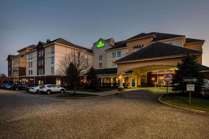 La Quinta Inn & Suites Islip 2
