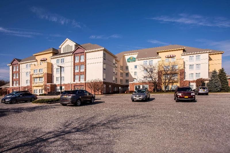 La Quinta Inn & Suites Islip 3