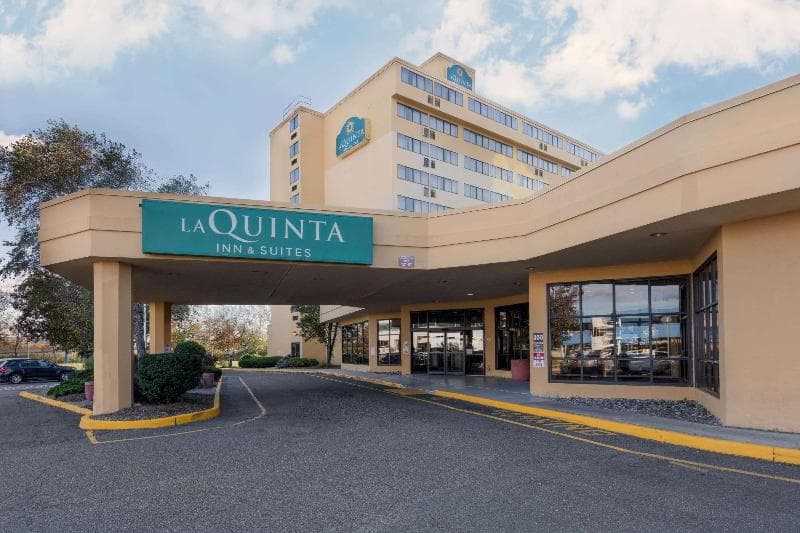 La Quinta Inn & Suites by Wyndham Secaucus Meadowlands 2