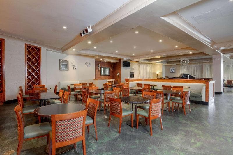 La Quinta Inn & Suites by Wyndham Secaucus Meadowlands 4
