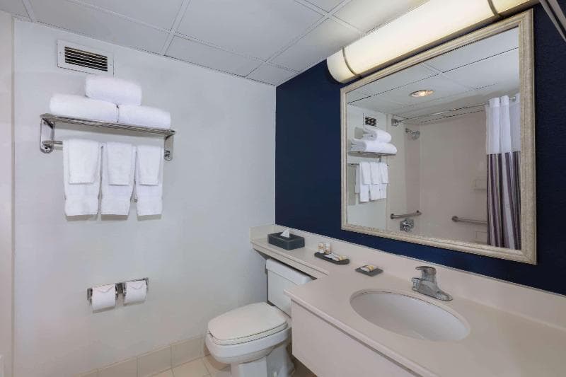 La Quinta Inn & Suites by Wyndham Secaucus Meadowlands 5