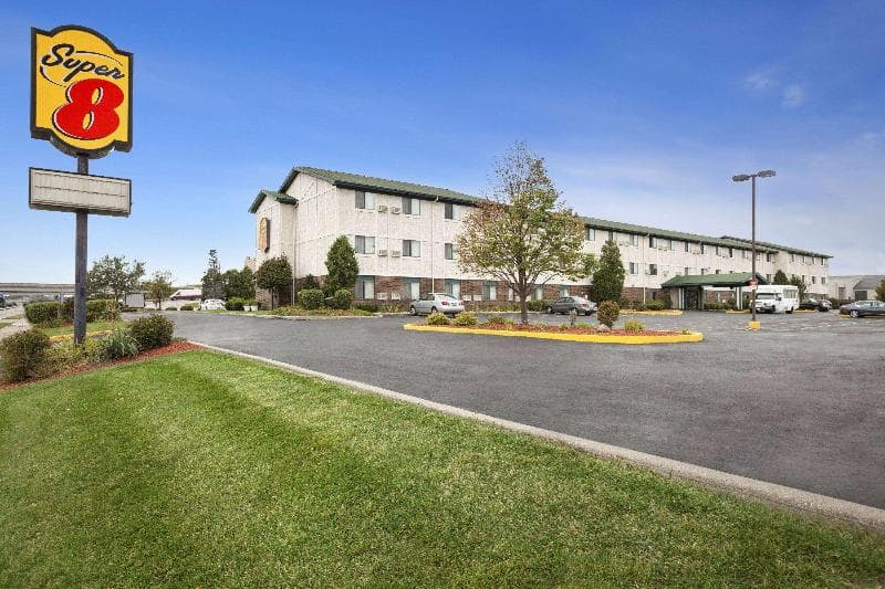 Super 8 by Wyndham Milwaukee Airport photo 1