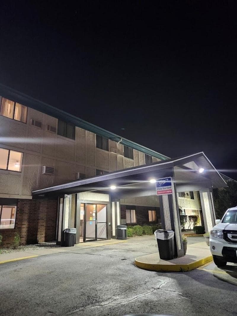 Super 8 by Wyndham Milwaukee Airport 4