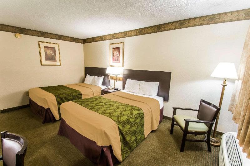 Econo Lodge 3