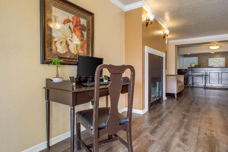 Quality Inn Tulare photo 1