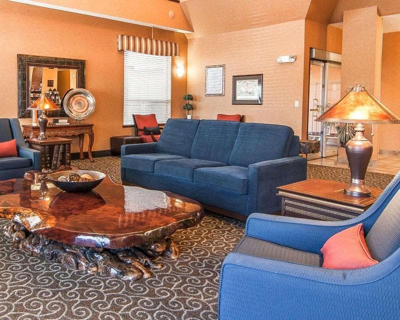 Comfort Suites Airport 5