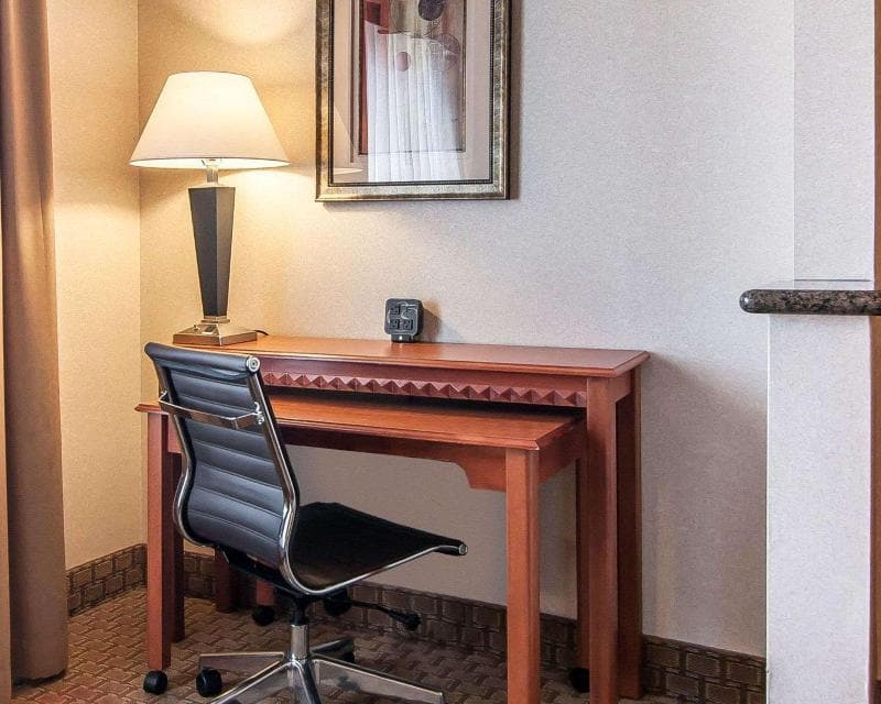 Comfort Suites Airport 4