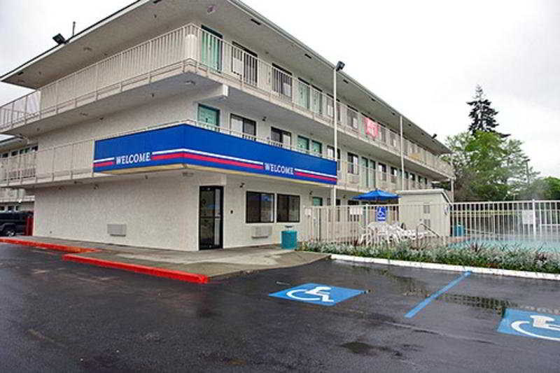 Motel 6 North Kirkland main