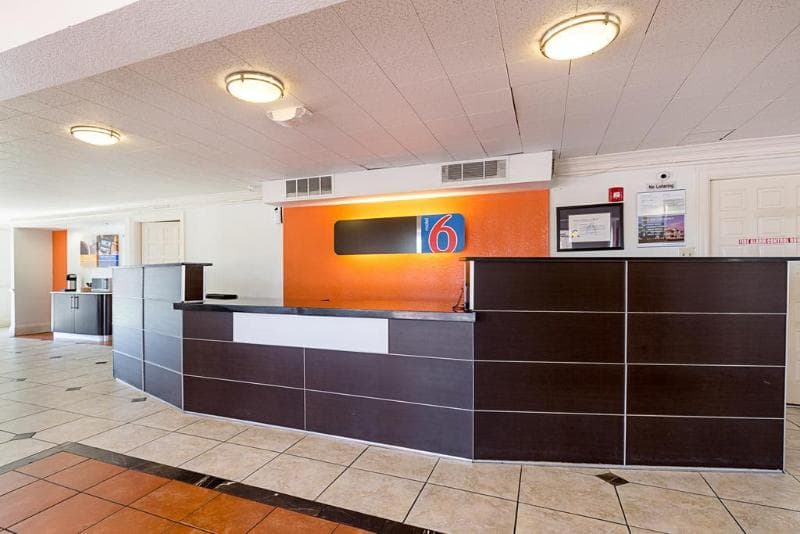 Motel 6 North Kirkland photo 1