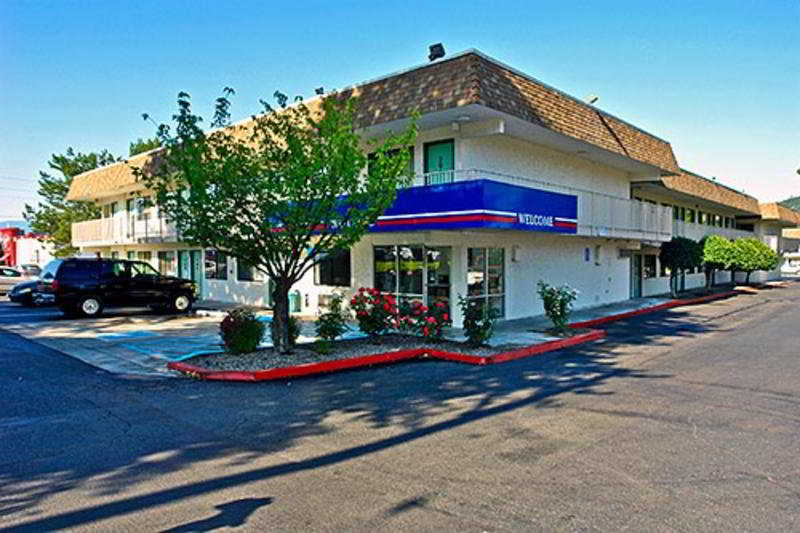 Motel 6 Grants Pass main