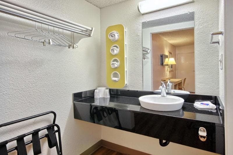 Motel 6 Fresno - Blackstone South 5
