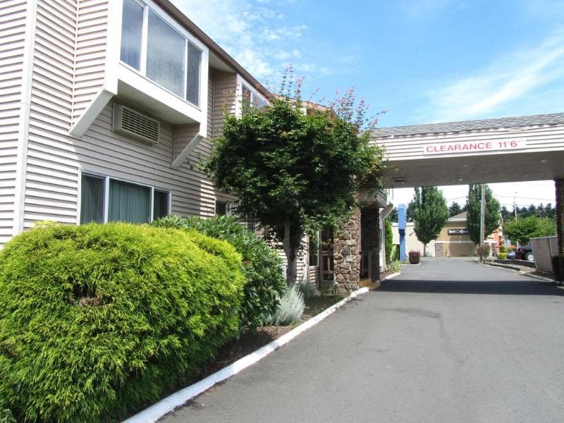 Red Lion Inn & Suites Vancouver 4