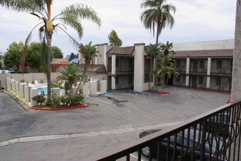 Queens Inn Anaheim 2