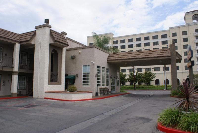 Queens Inn Anaheim 3