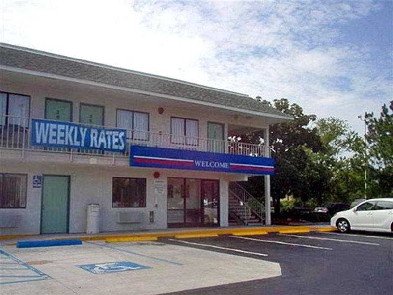 Motel 6 Charleston North photo 1