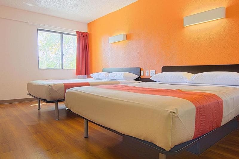 Motel 6 East Brunswick 3