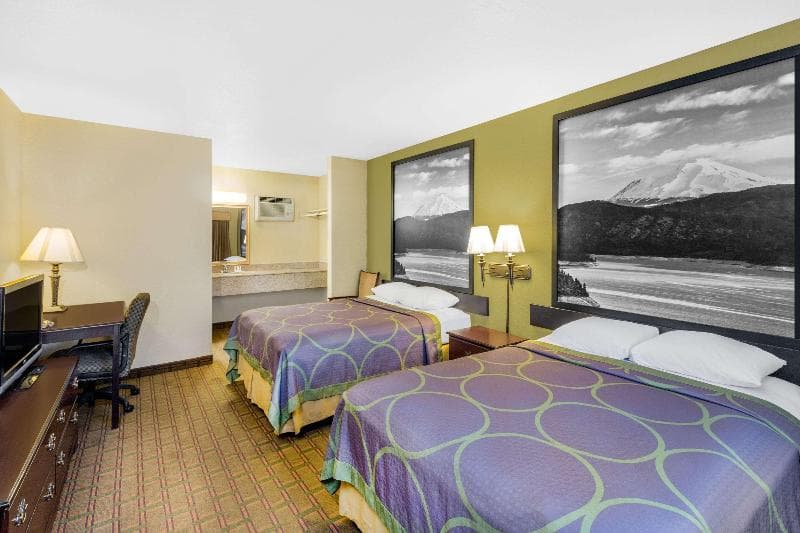 Super 8 by Wyndham Corning 4