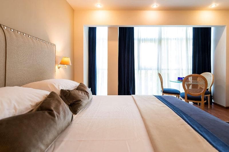 Best Western Plus Embassy Hotel 4