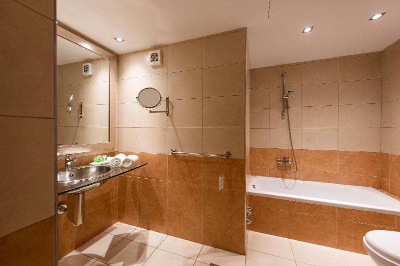 Best Western Plus Embassy Hotel 5