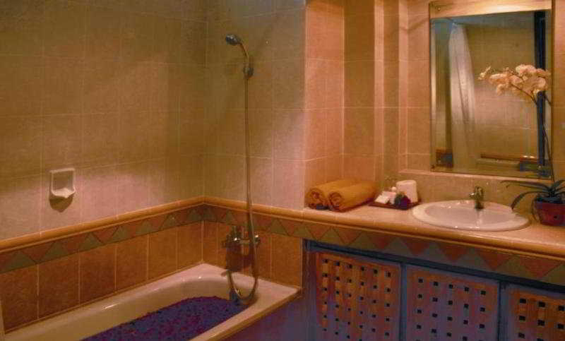 Fourteen Roses Beach Hotel 5