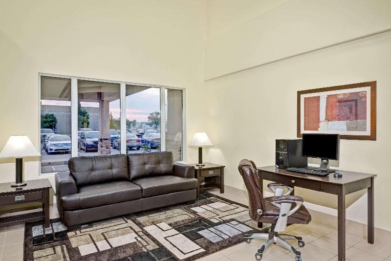 Super 8 by Wyndham Barrie 5