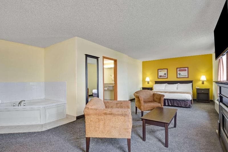 Super 8 by Wyndham Barrie 4