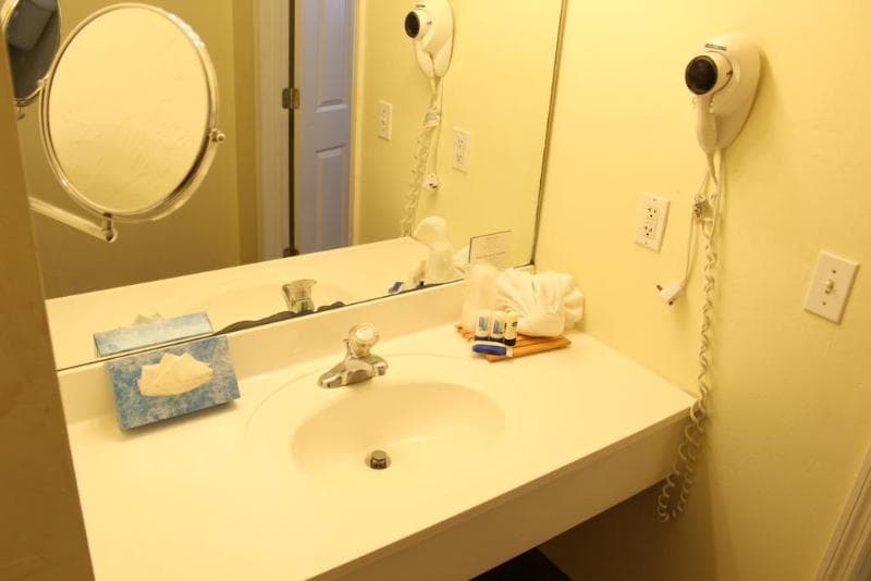 Lighthouse Resort Inn & Suites 5
