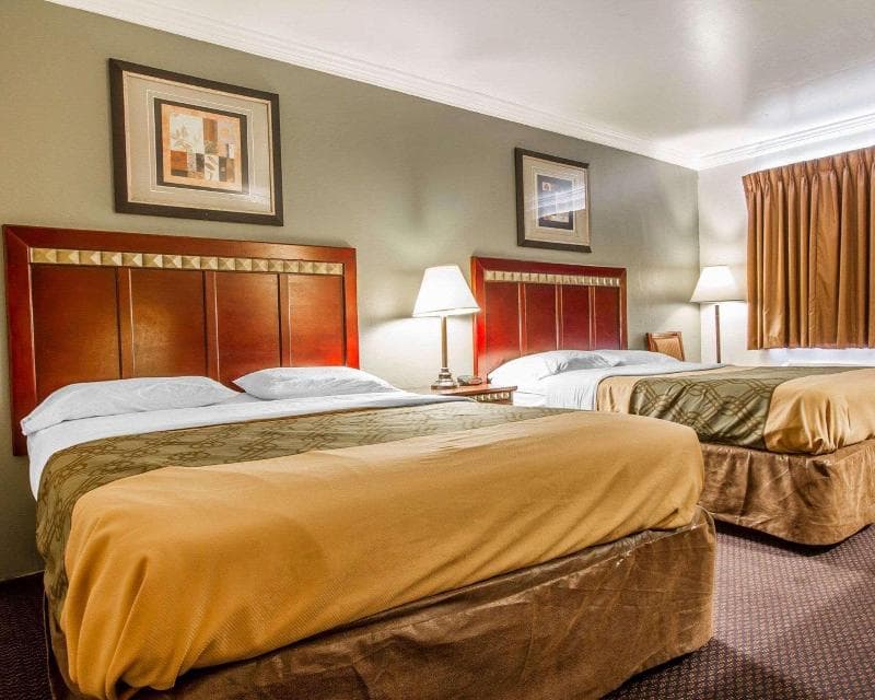 Rodeway Inn photo 1