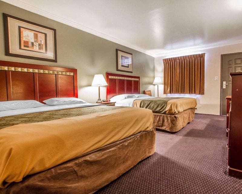 Rodeway Inn 3