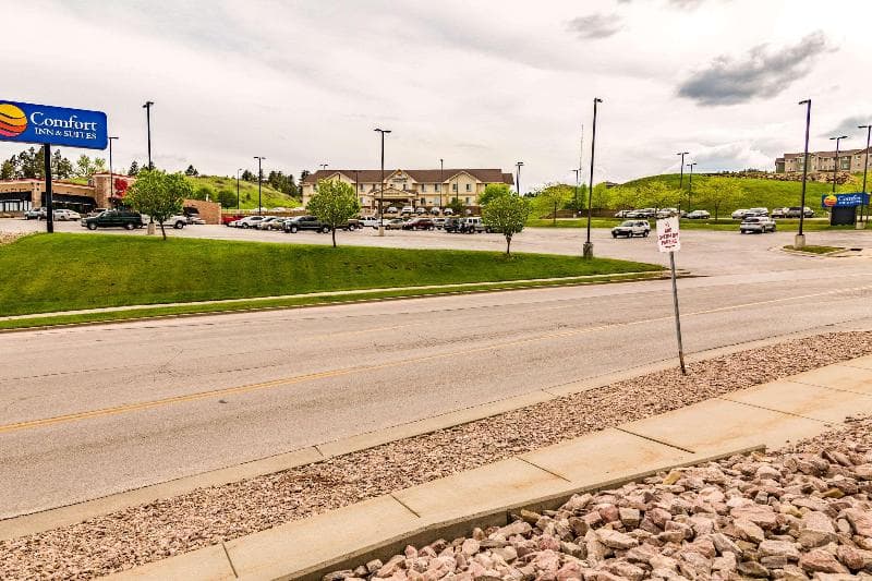 Comfort Inn & Suites 4