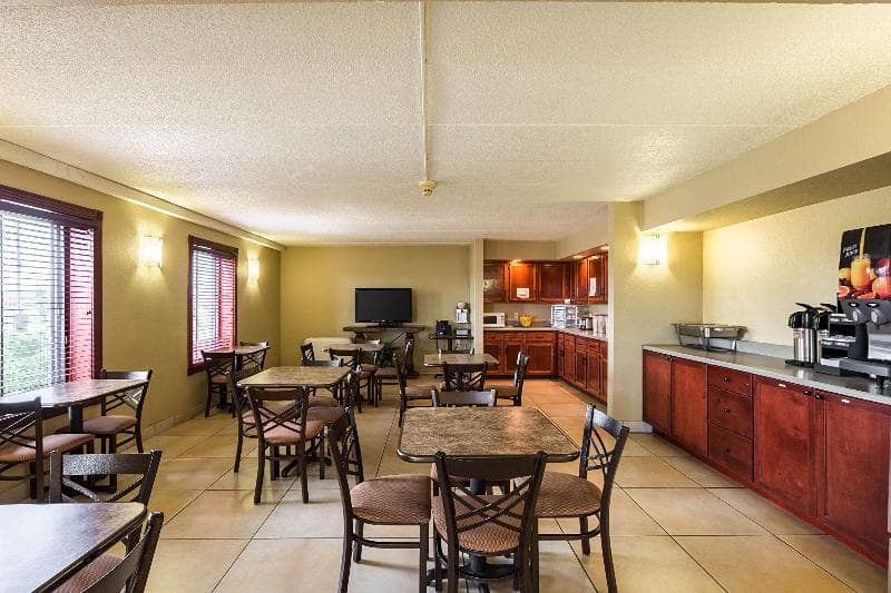 Rodeway Inn 4