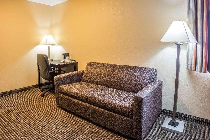 Econo Lodge Inn & Suites 3