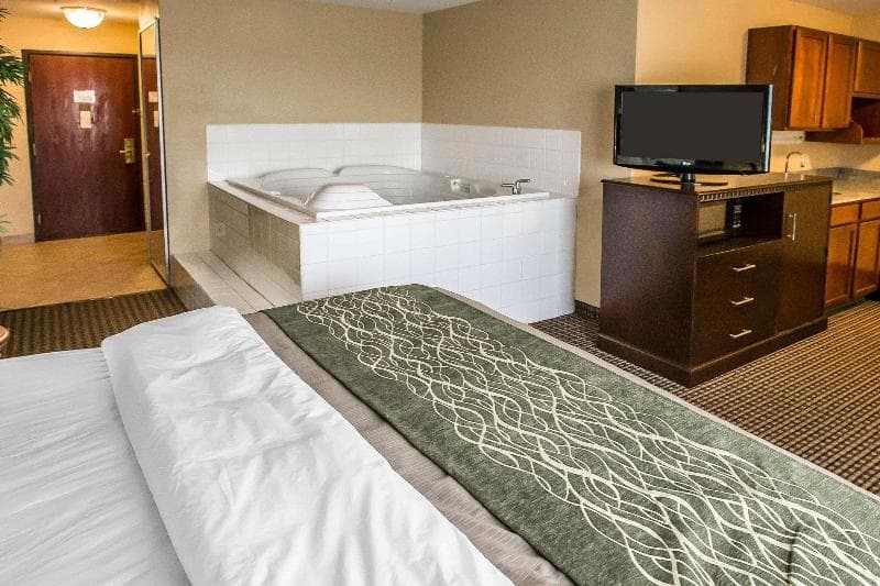 Econo Lodge Inn & Suites 4