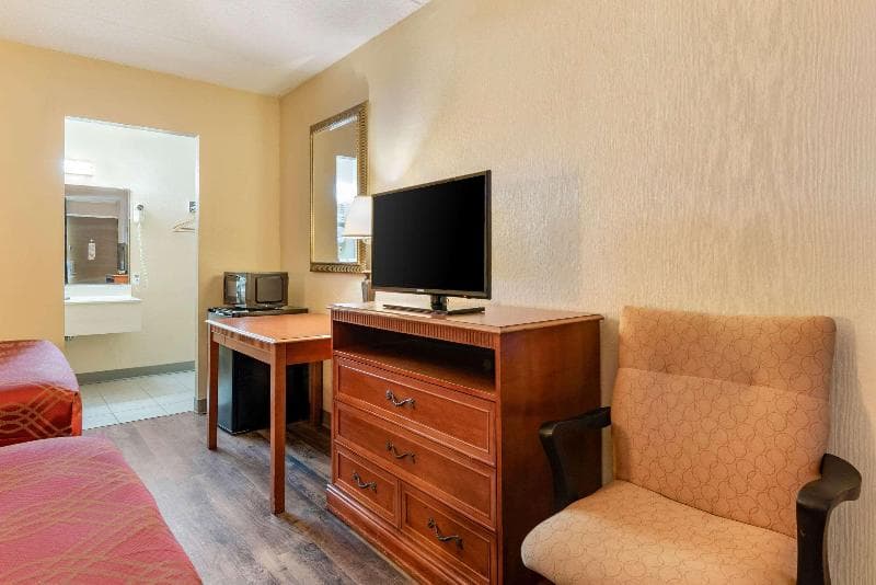 Super 8 by Wyndham Perrysburg/Toledo 1