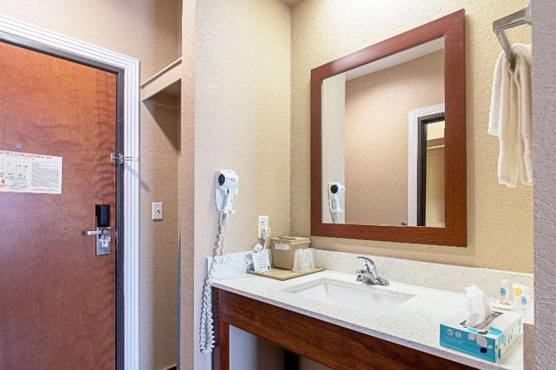 Comfort Inn & Suites 2