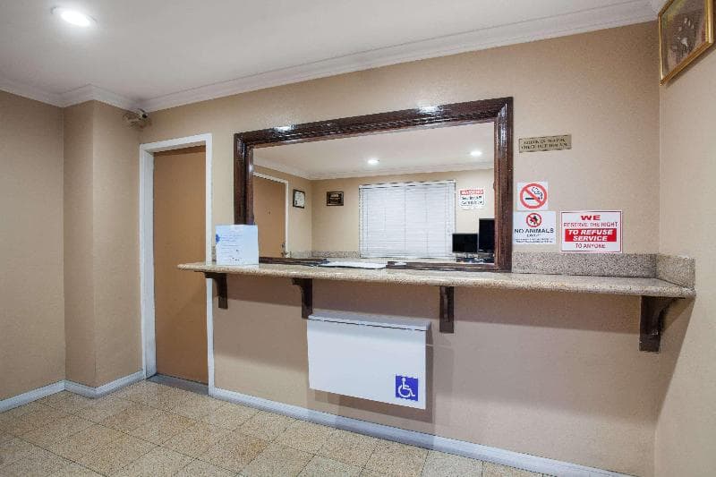 Express Inn & Suites 4