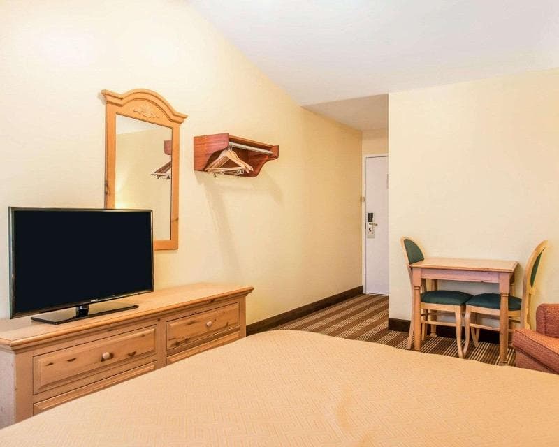 Econo Lodge Inn & Suites photo 1