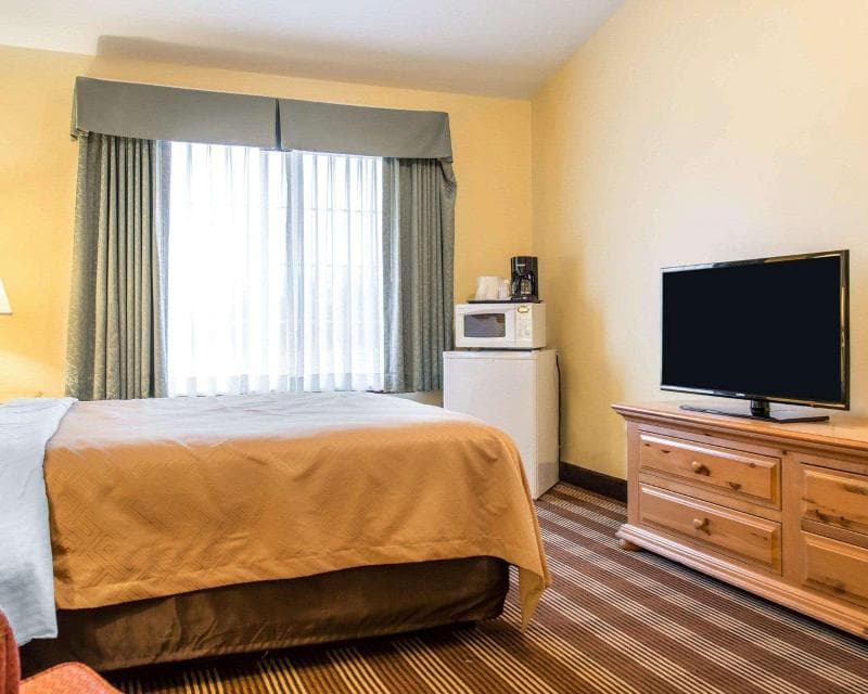 Econo Lodge Inn & Suites 3