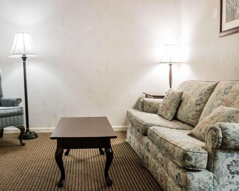 Econo Lodge & Suites 2
