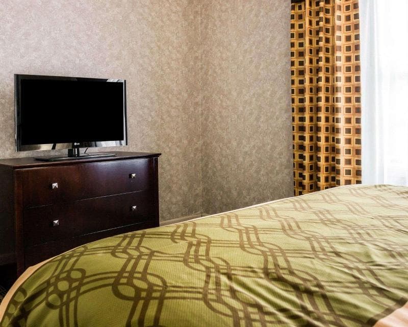 Econo Lodge & Suites 3