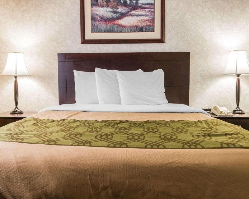 Econo Lodge & Suites 4