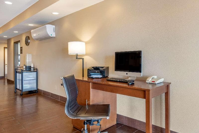Comfort Inn & Suites photo 1