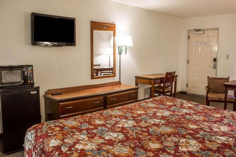 Econo Lodge 2