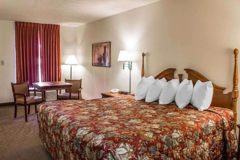 Econo Lodge 3