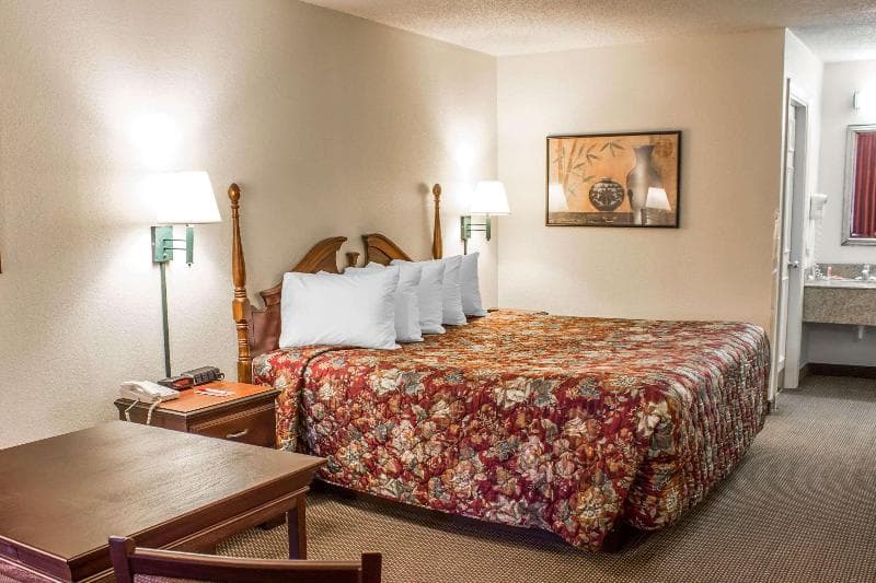 Econo Lodge 4