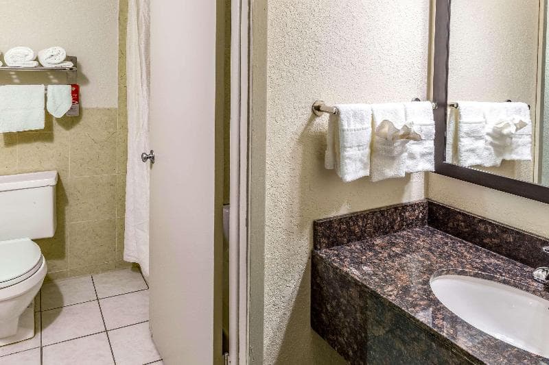 Econo Lodge Inn & Suites 2