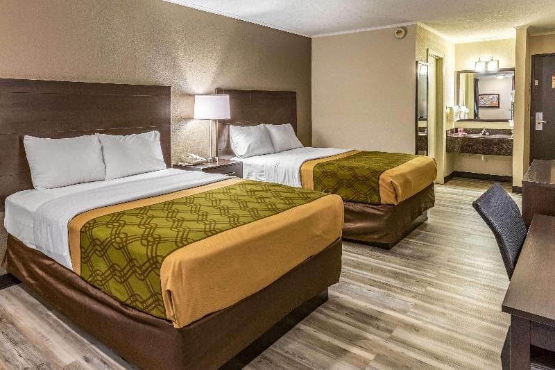 Econo Lodge Inn & Suites 4