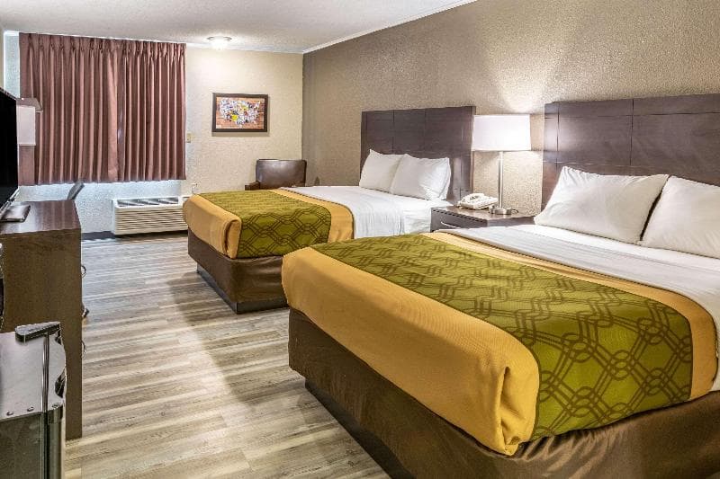 Econo Lodge Inn & Suites 5