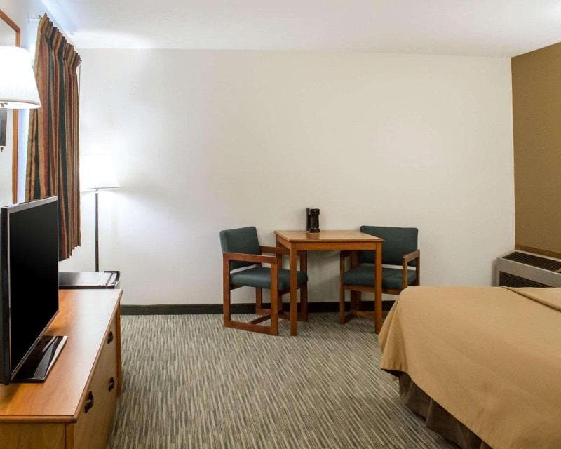 Econo Lodge Elkhart photo 1
